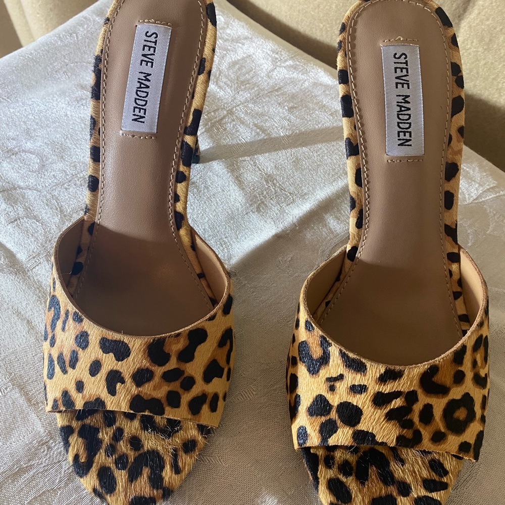 Steve Madden “Erin” Leopard print slip on heels